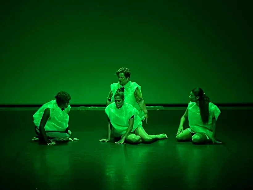 cuerpos-en-burbujas-escena-verde