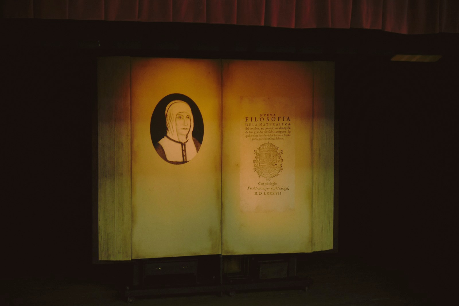 oliva-05-escenografia-gran-libro-proyectado