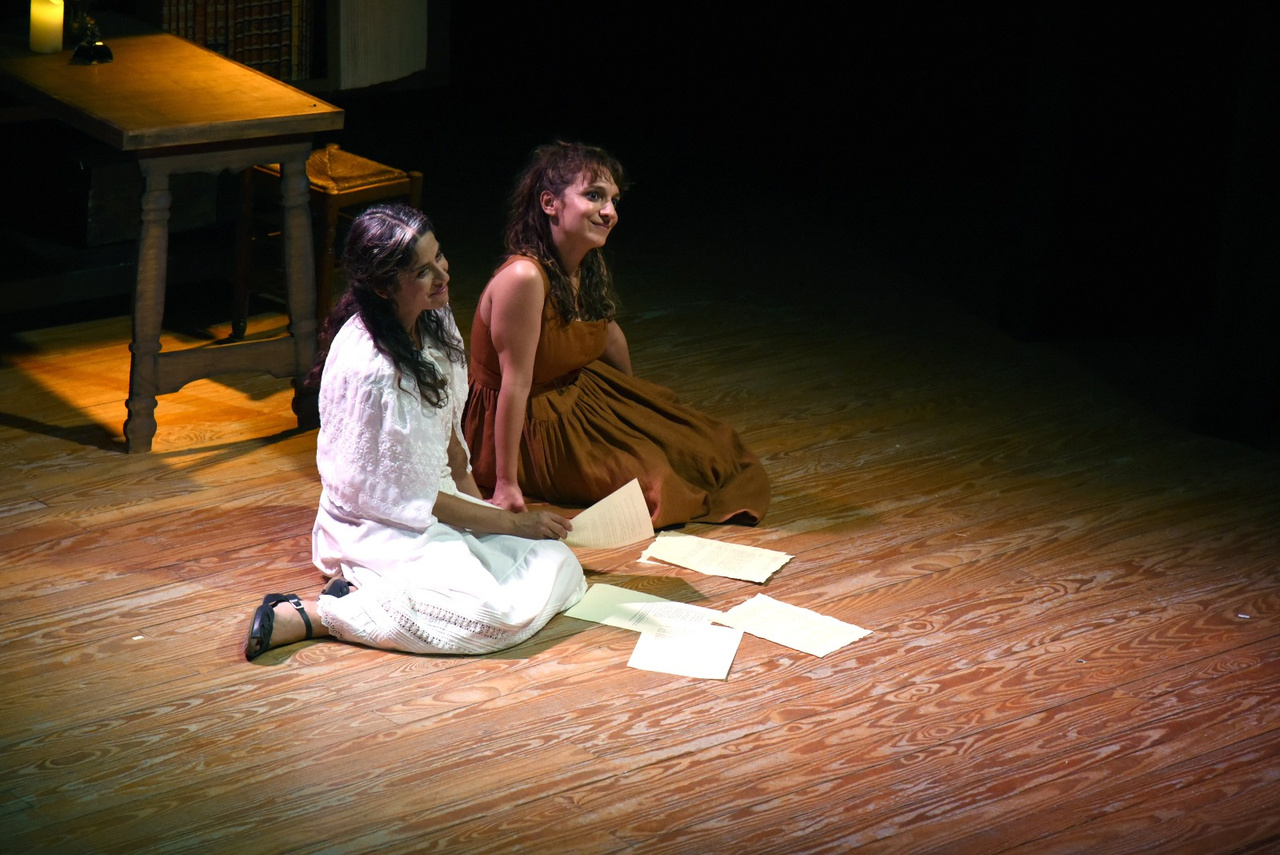 oliva-10-dos-mujeres-sentadas-en-el-suelo