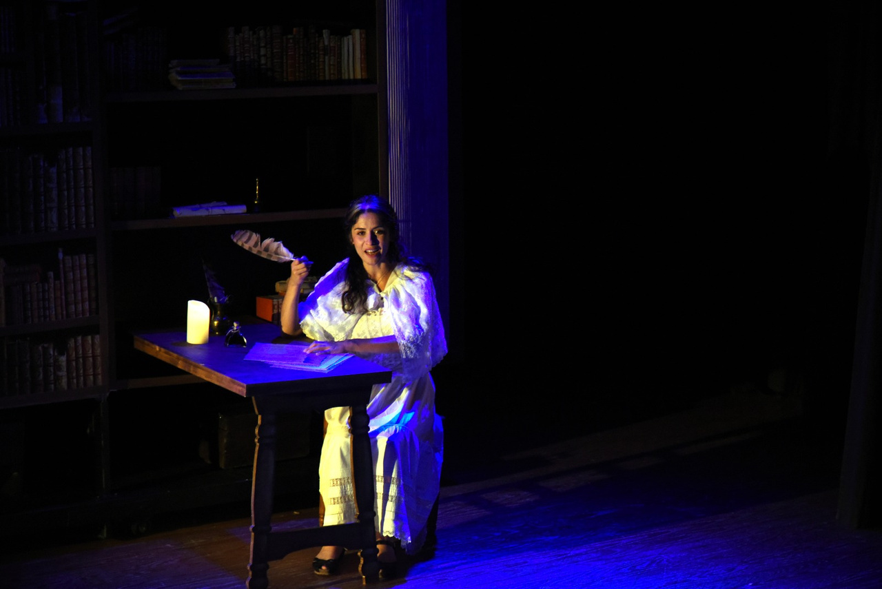 oliva-11-mujer-escribiendo-a-la-luz-de-una-vela