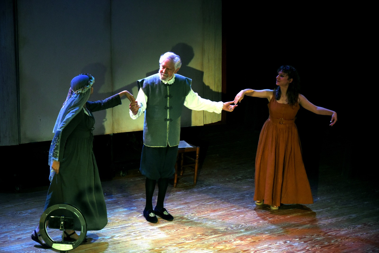 oliva-12-tres-personajes-de-la-mano